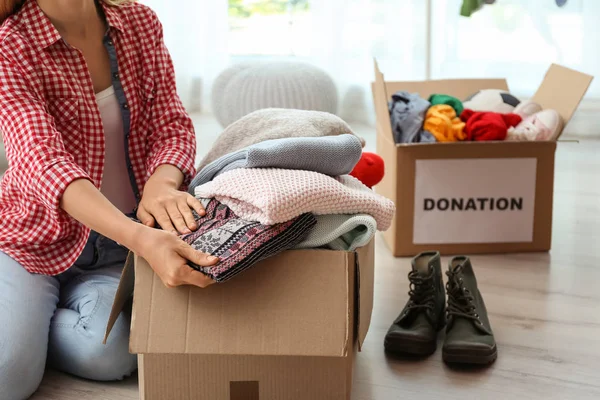 Vrouw Verpakking Kleren Donatie Box Thuis — Stockfoto