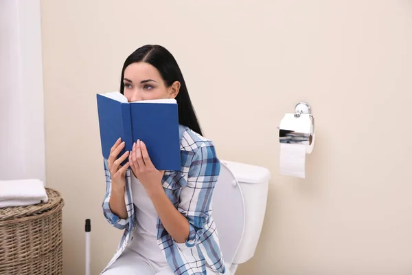 Mulher Com Livro Sentado Vaso Sanitário Banheiro — Fotografia de Stock