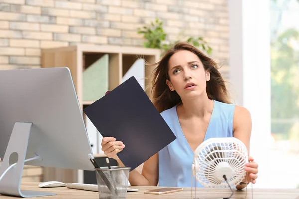 Podnikatelka Tepla Před Malý Ventilátor Pracovišti — Stock fotografie