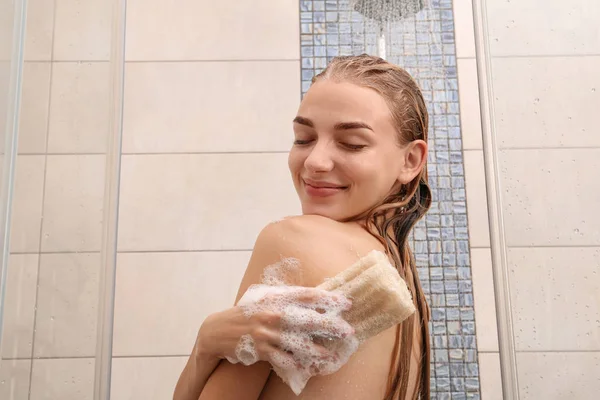 Güzel Genç Bayan Evde Duş Alıyor — Stok fotoğraf