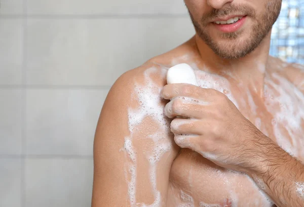 Jovem Tomando Banho Com Sabão Banheiro Close Espaço Para Texto — Fotografia de Stock