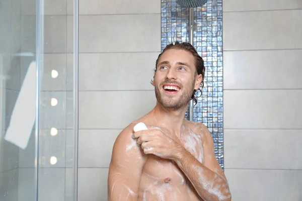 Jovem Atraente Tomando Banho Com Sabão Banheiro — Fotografia de Stock