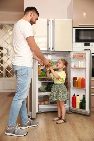 Fiatal Apa Lánya Közelében Hűtőszekrény Otthon Ricottával — Stock Fotó