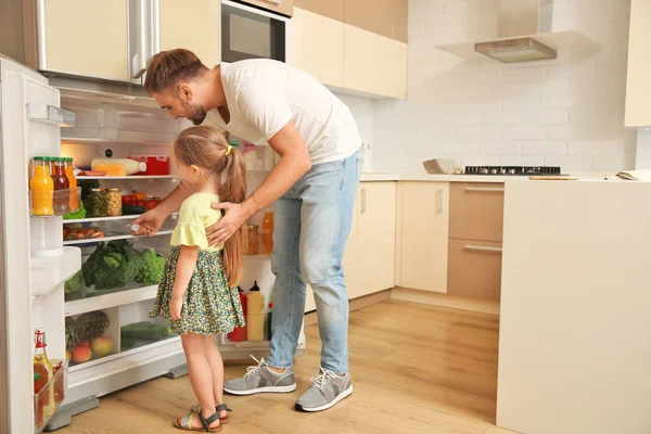 Jovem Pai Filha Escolhendo Comida Geladeira Cozinha — Fotografia de Stock