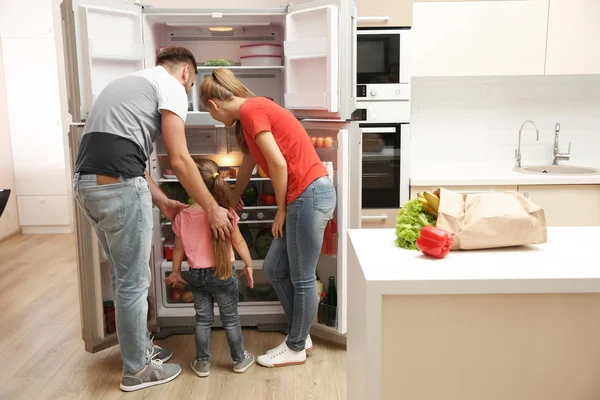 Junge Familie Wählt Hause Lebensmittel Kühlschrank — Stockfoto