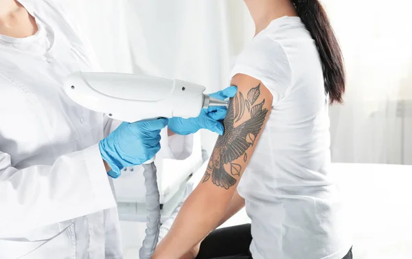 Woman Undergoing Laser Tattoo Removal Procedure Salon — Stock Photo, Image