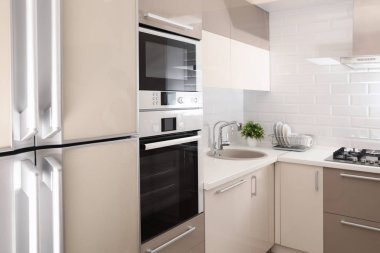 Modern mutfak iç birleşimi fırın, mikrodalga ve buzdolabı ile