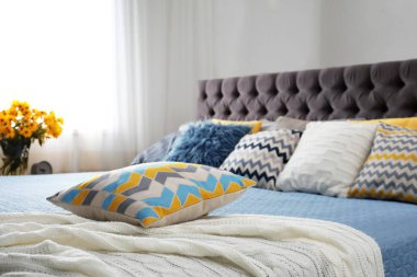 Farklı yastık yatak odasında. İç dekor için fikir