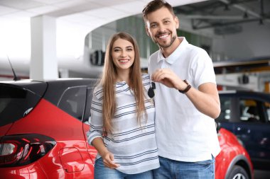 Mutlu kadın ve adam araba anahtarları modern araba satışı ile