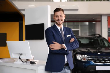 Modern araba satışı içinde ayakta satıcısı. Yeni araba satın alma