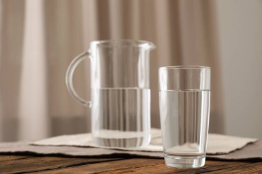 Cam masa kapalı taze su