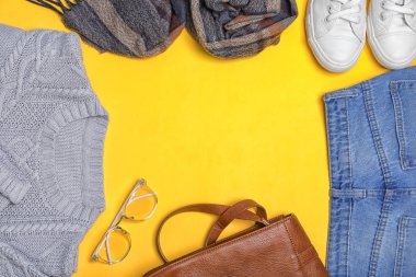 Düz renkli arka plan üzerinde şık sonbahar kıyafeti metin için yer yatırın. Moda sıcak giysiler