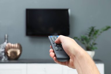 Adam Plazma Tv Uzaktan kumanda evde ile üzerinde kanallar arasında geçiş yapma