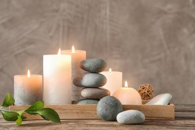 Tahta masadaki spa taşlarıyla kompozisyon