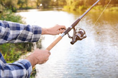Riverside, eller odaklanmak, çubuk balıkçılık olan adam. Eğlence etkinliği