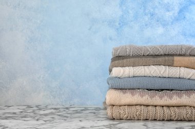 Tablo üzerinde sıcak sonbahar elbise yığını. Metin için yer