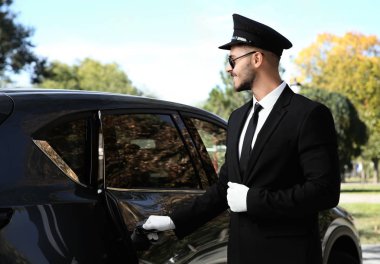Genç yakışıklı sürücü lüks arabanın kapısını açarak. Şoför Servisi