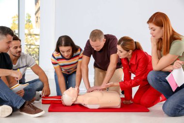 Grup dersi ilk yardım sınıfı kapalı manken üzerinde Cpr pratiği ile insan