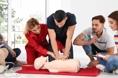 Grup dersi ilk yardım sınıfı kapalı manken üzerinde Cpr pratiği ile insan