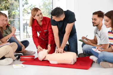 Grup dersi ilk yardım sınıfı kapalı manken üzerinde Cpr pratiği ile insan