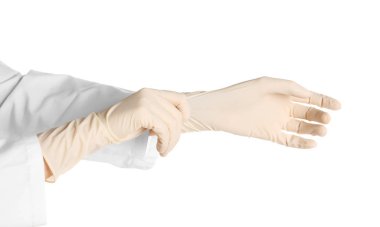 Doktor beyaz arka plan üzerinde tıbbi eldivenler