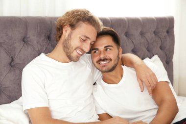 Evde yatakta mutlu gay çift
