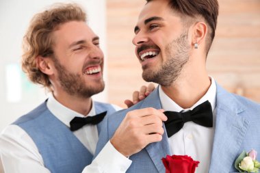 Evde çiçek ile mutlu yeni evli gay çift