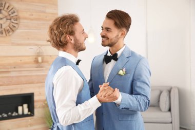 Mutlu yeni evli gay çift evde dans