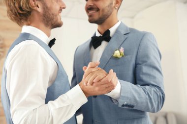 Yeni evli gay çift evde, closeup dans
