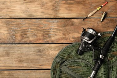 Balık tutmak için ekipmanlar ve ahşap arka plan üzerinde metin için yer düz yatıyordu kompozisyonu