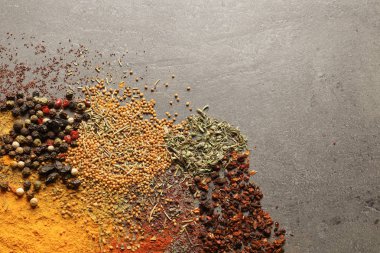 Farklı Aromatik baharatlar ve gri arka plan, üstten görünüm üzerinde metin için yer