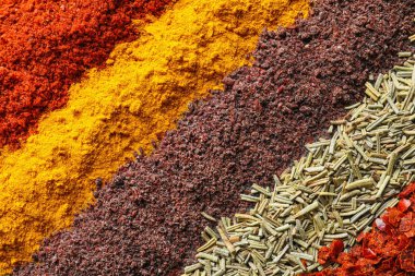 Satır arka plan, üstten görünüm olarak farklı aromatik baharat