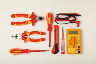 Açık renkli elektrikçi araçları ile düz yatıyordu kompozisyon