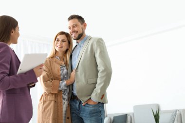 Kadın kaç oda içinde çalışma emlakçı