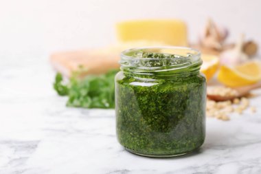 Ev yapımı fesleğen pesto sos cam masada