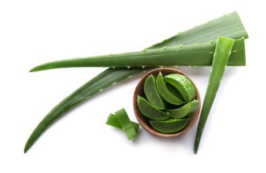 Aloe vera ve beyaz arka plan, üstten görünüm üzerinde yeşil yaprakları ile kase