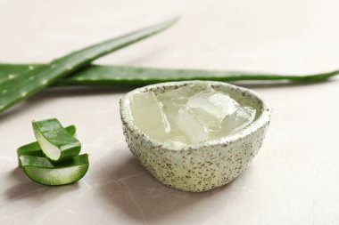 Aloe vera jel ve gri tablo taze yaprakları ile kase