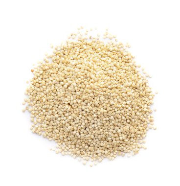 Beyaz arka plan, üstten görünüm üzerinde ham quinoa yığını