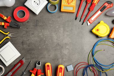 Elektrikçi araçları ve gri arka plan üzerinde metin için yer düz yatıyordu kompozisyonu
