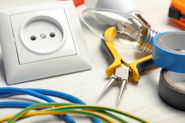 Elektrikçi araçlar üzerinde masa lambası