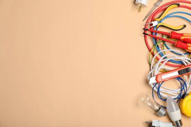Elektrikçi araçları ve metin renk arka plan üzerinde için yer düz yatıyordu kompozisyonu