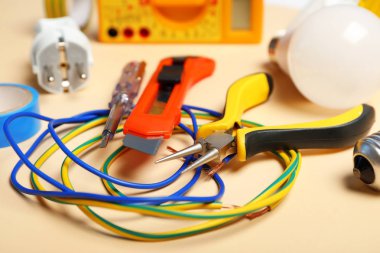 Renk arka plan üzerinde elektrikçi araçlar kümesi
