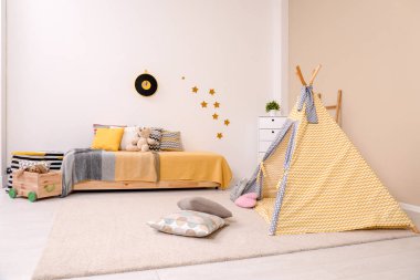 Çocuk odası iç oda rahat, çadır ve modern dekor öğeleri oyun