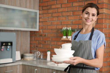 Temiz tabak ve bardaklar mutfakta kadın ile