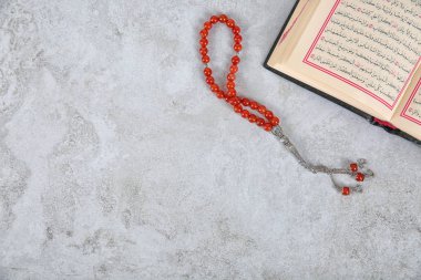 Müslüman dua boncuklarını, Kur'an ve gri arka plan üzerinde metin için yer görünümü top