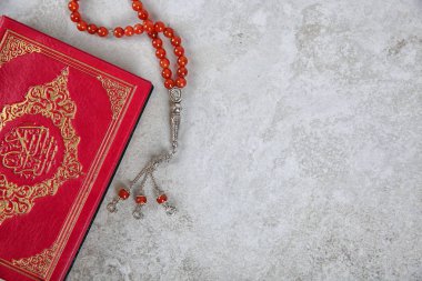 Müslüman dua boncuklarını, Kur'an ve gri arka plan üzerinde metin için yer görünümü top