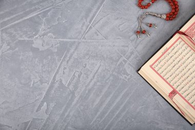 Müslüman dua boncuklarını, Kur'an ve gri arka plan üzerinde metin için yer görünümü top