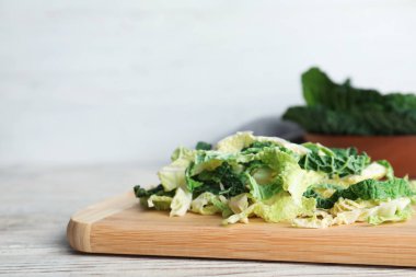 Kıyılmış savoy lahana ile tahta masada kesme. Metin için yer