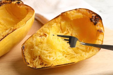 Pişmiş spagetti squash ve tablo, tatlı çatalı ile ahşap tahta