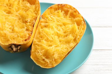 Tabak pişmiş spagetti squash Beyaz ahşap arka planda, closeup ile